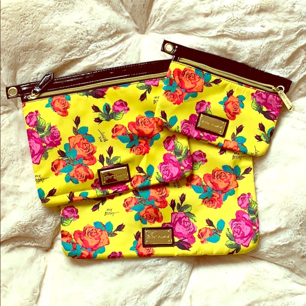 Betsey Johnson Cosmetic Travel Set (Roses Yellow)